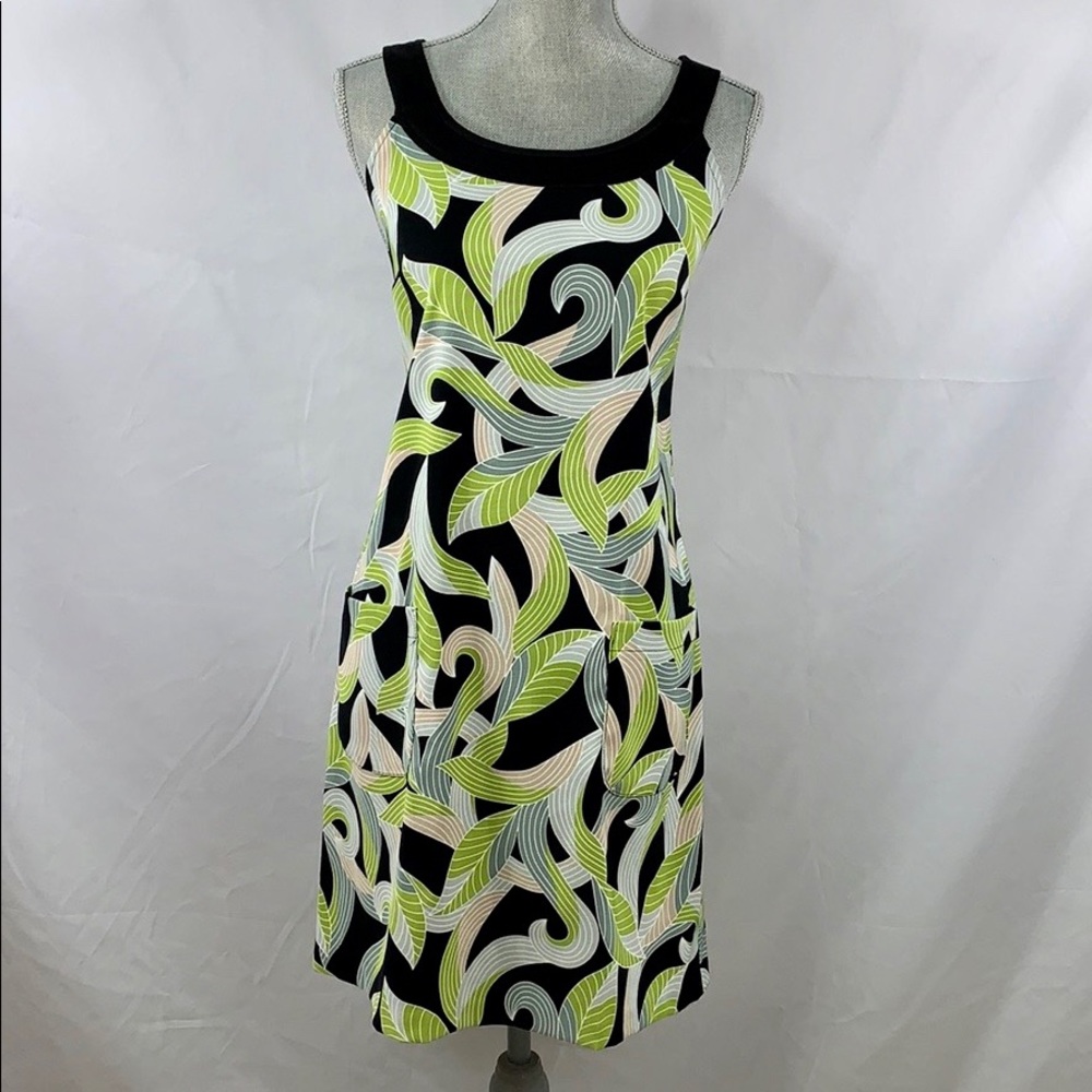 Adorable AGB sheath dress with keyhole in back